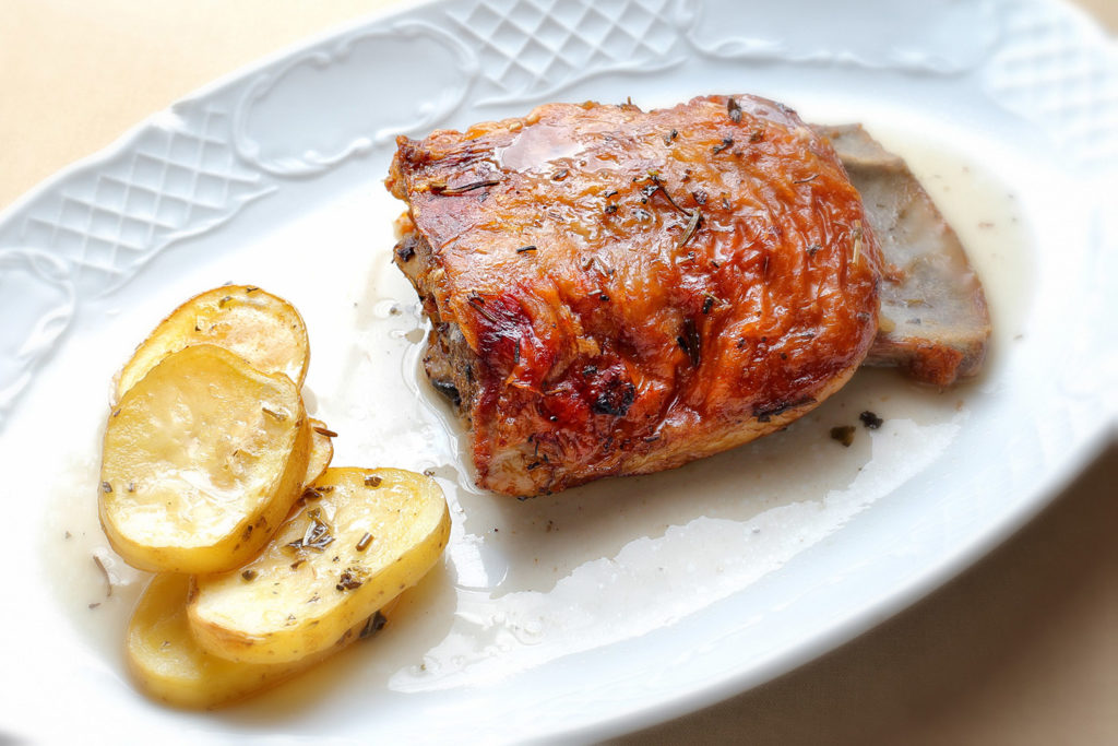 Restaurante La Rebotica paletilla de Ternasco de Aragón asada al horno