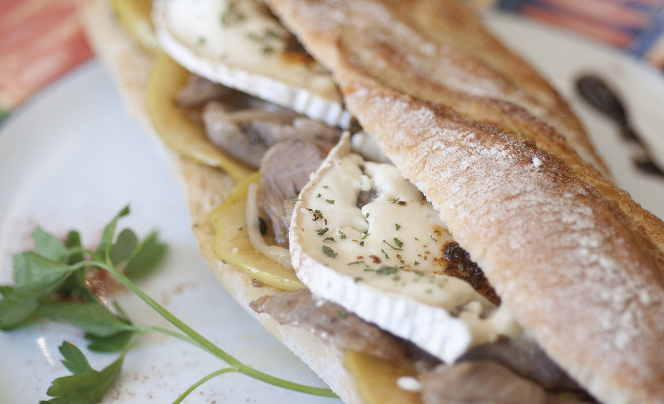 Bocadilllo de Ternasco de Aragón con queso de cabra