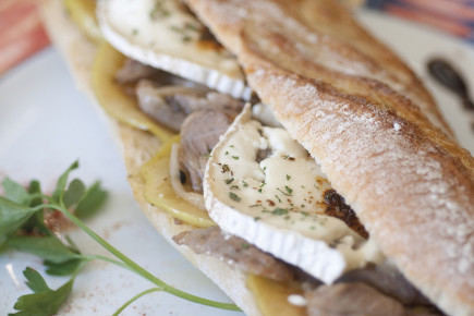 Bocadilllo de Ternasco de Aragón con queso de cabra